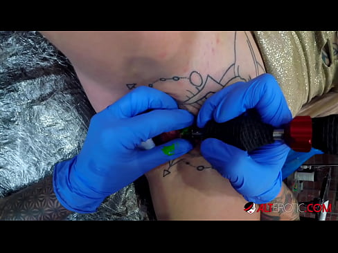 ❤️ Extrem tattooed Hottie Sully Savage krut en Tattoo op hirem Klitoris ☑ Russesch Porno op Porno lb.pornoklinge.ru ❌️